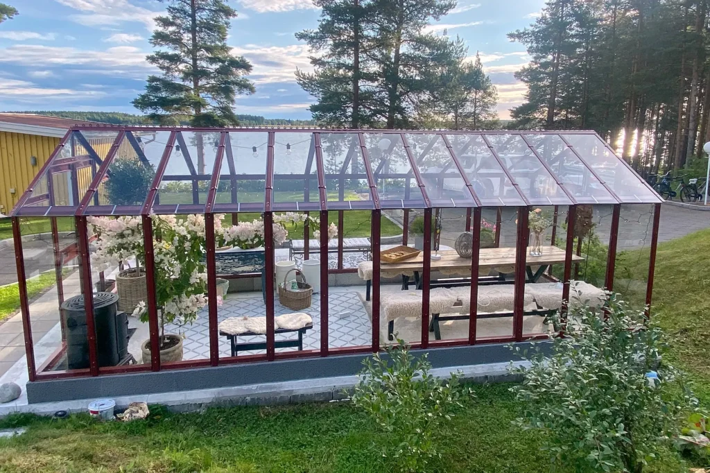 Stormsäkert växthus Primus 249 med mur 20 cm i röd lackering
