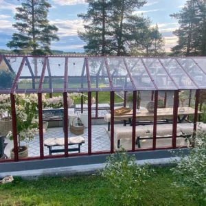 Stormsäkert växthus Primus 249 med mur 20 cm i röd lackering