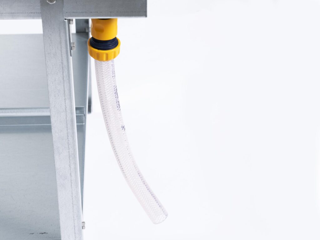 Balkongbädd liten från Grohus. Närbild på vattenutlopp.