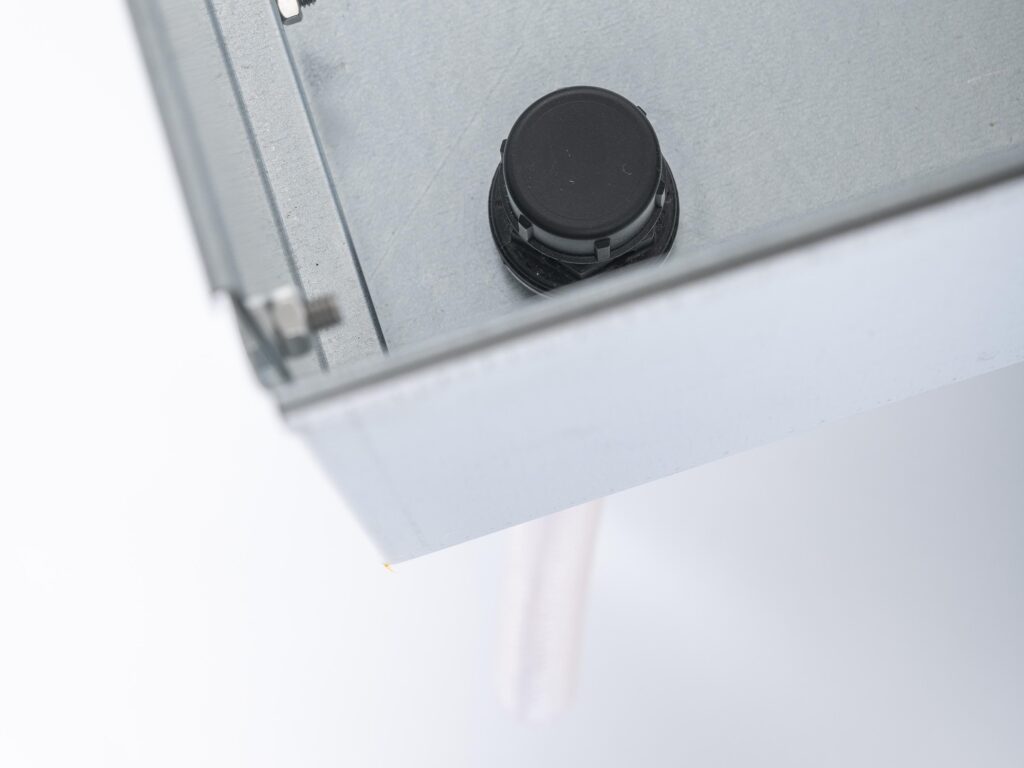 Balkongbädd liten från Grohus. Närbild på vattenutlopp sett från ovan.