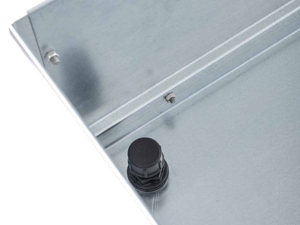 Balkongbädd liten från Grohus. Närbild på vattenutlopp sett från ovan.