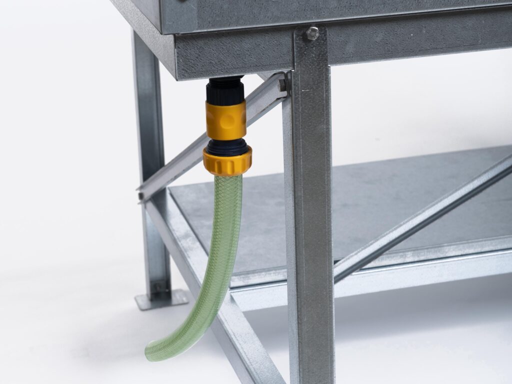 Balkongbädd stor från Grohus. Närbild på vattenutlopp sett från sidan.