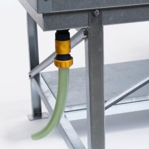 Balkongbädd stor från Grohus. Närbild på vattenutlopp sett från sidan.