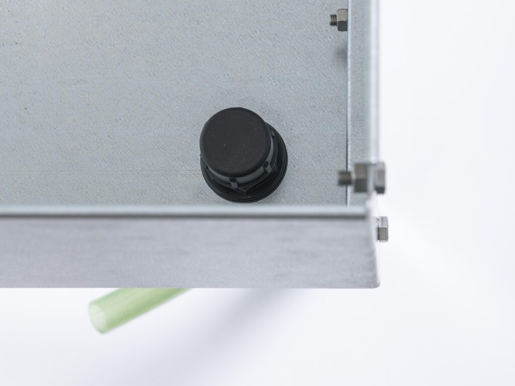 Balkongbädd stor från Grohus. Närbild på vattenutlopp sett från ovan.