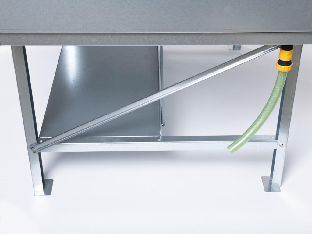 Balkongbädd stor från Grohus. Närbild på vattenutlopp sett från sidan.