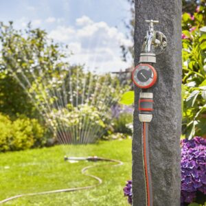 Gardena bevattningstimer på ett stenblock