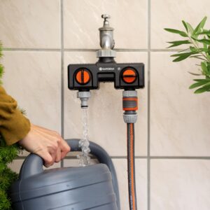 Gardena vattenfördelare med 2 uttag under användning