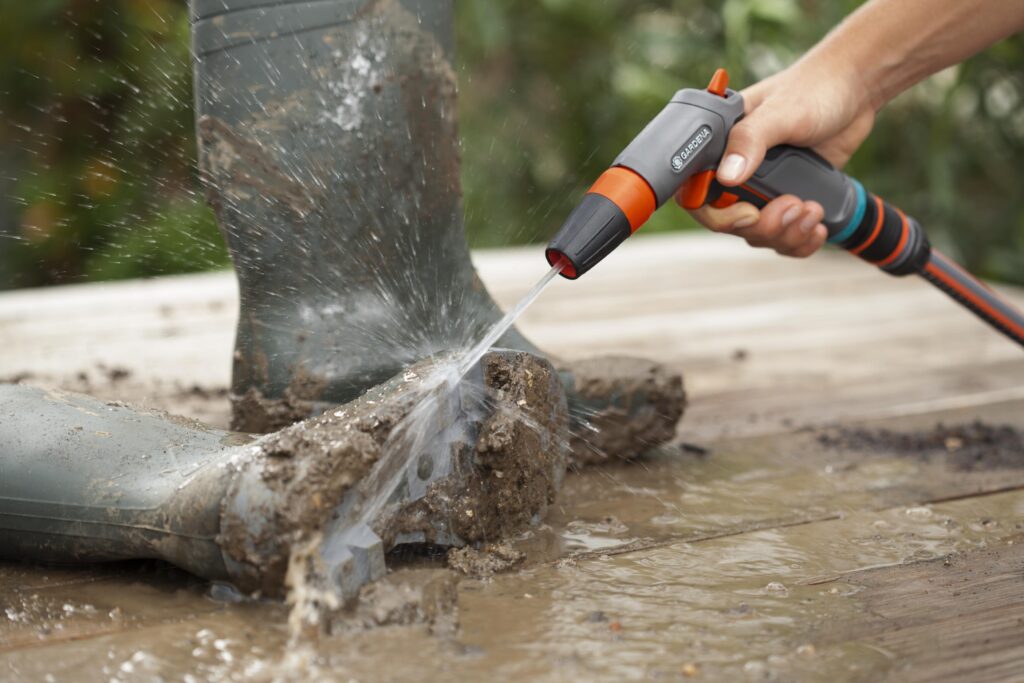 Gardena comfort strålpistol används på en träd med lera