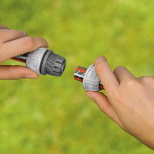 Gardena slang reparator under genomförande