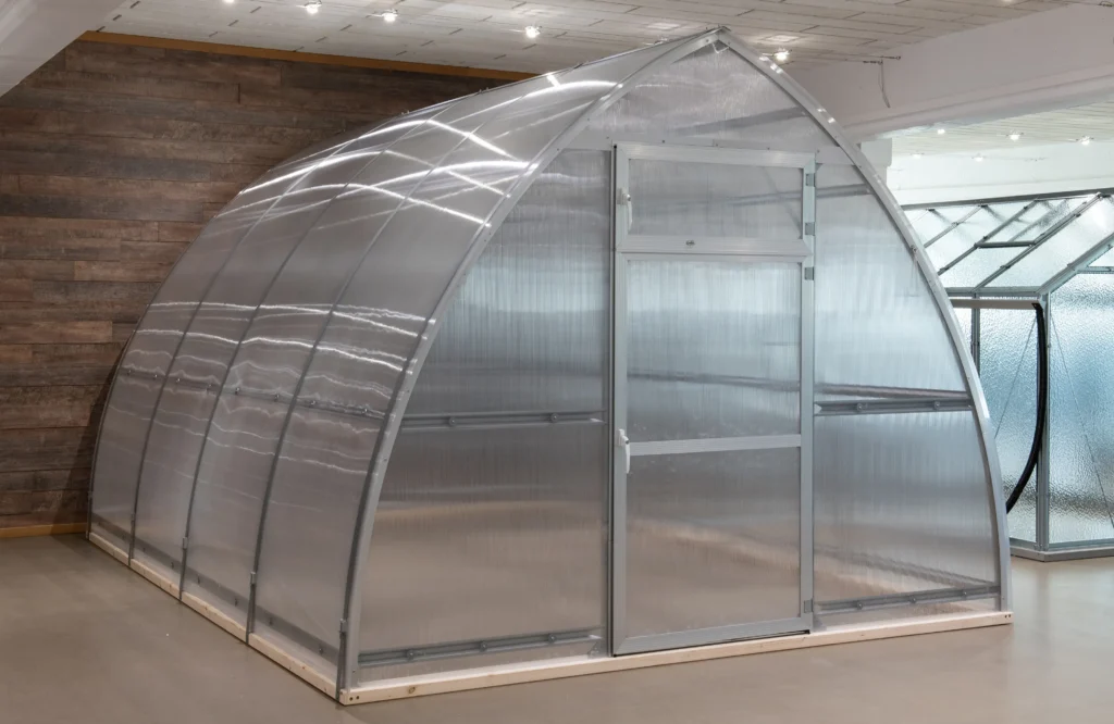 Tor 300x utifrån med stängd dörr i vårt showroom i Gällstad