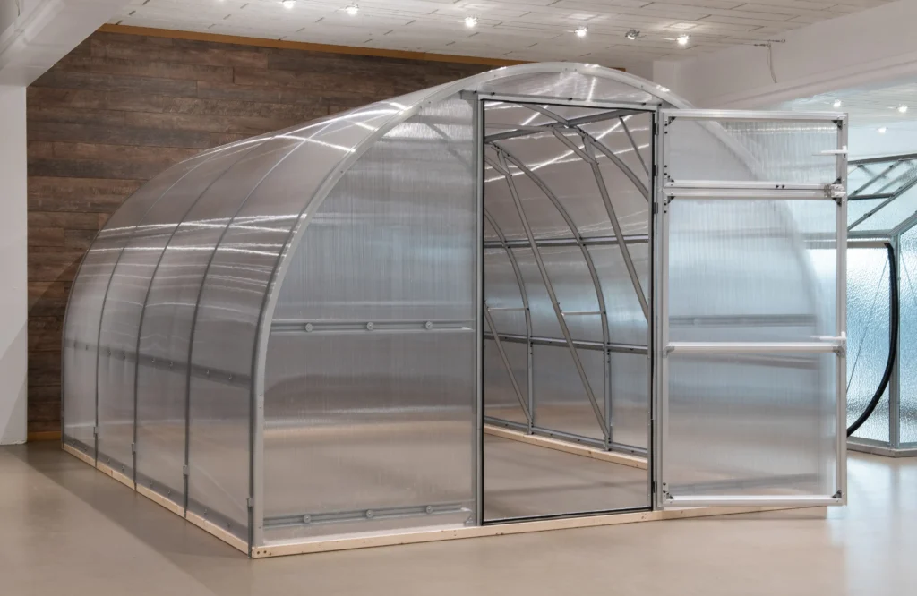 Tunnelväxthus Oden 300x utifrån med öppen dörr i vårt showroom