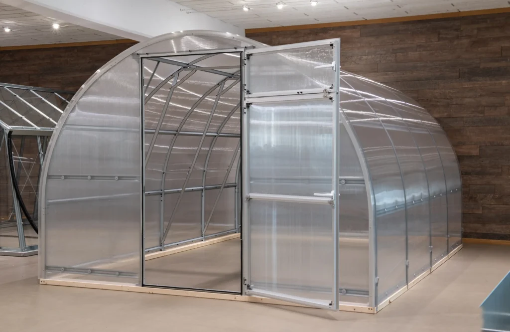 Tunnelväxthus Oden 300x utifrån med öppen dörr i vårt showroom i Gällstad