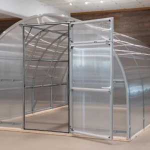 Tunnelväxthus Oden 300x utifrån med öppen dörr i vårt showroom i Gällstad