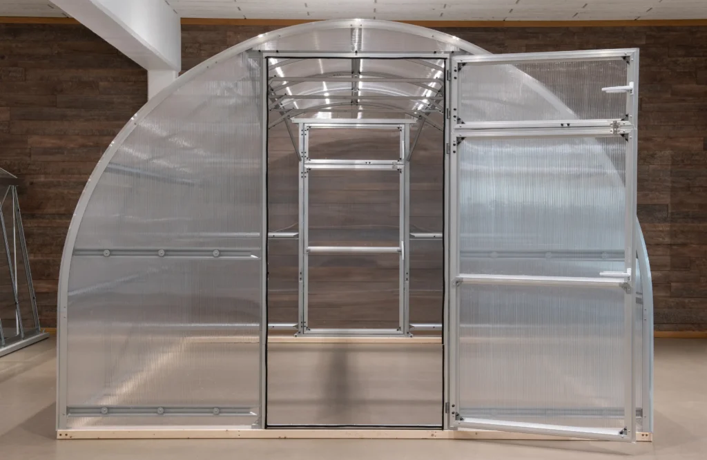 Tunnelväxthus Oden 300x utifrån, framifrån med öppen dörr i vårt showroom