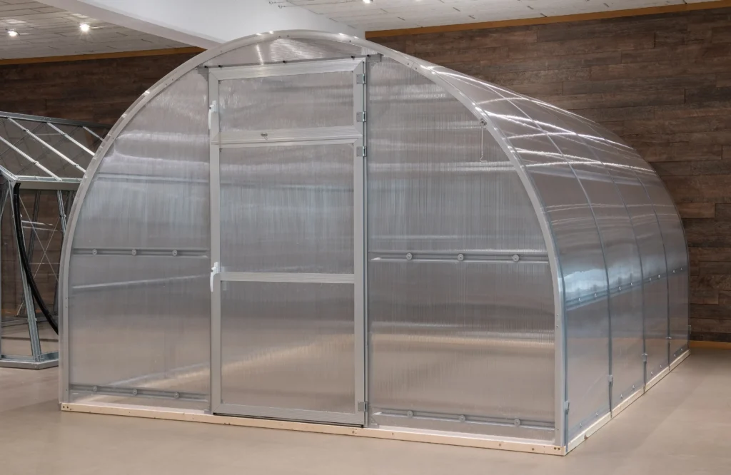 Tunnelväxthus Oden 300x utifrån med stängd dörr i vårt showroom