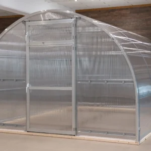 Tunnelväxthus Oden 300x utifrån med stängd dörr i vårt showroom