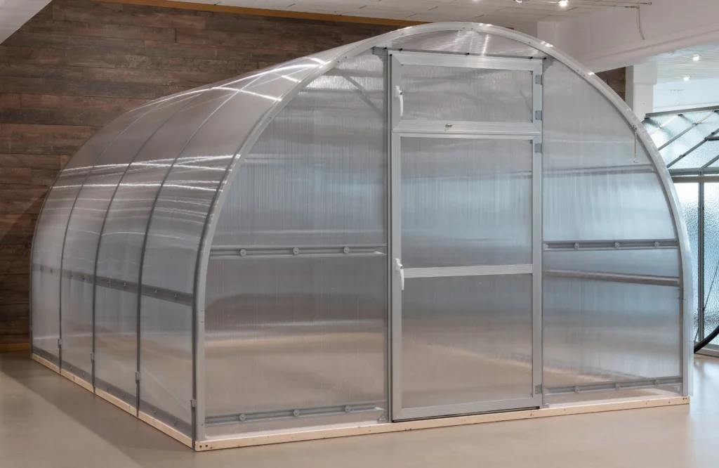 Tunnelväxthus Oden 300x utifrån med stängd dörr i vårt showroom